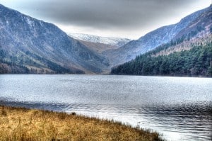 glendalough-upper-lake-montagne-vallée
