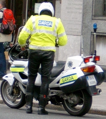 Garda - police- irlande - motard - route - conduite - permis - tourisme