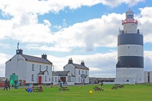 Extérieur-du-phare-avec-tables-de-pique-nique